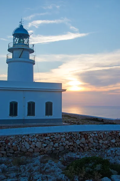 Menorca, Baleárské ostrovy, Španělsko: Západ slunce u majáku Cap de Cavalleria — Stock fotografie