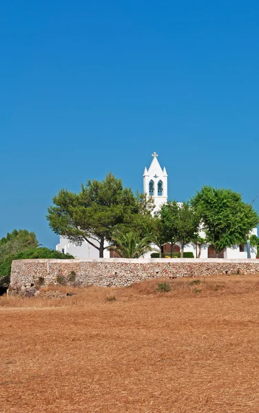 Menorca, Baleáry: Bílý kostel v minorské krajině — Stock fotografie