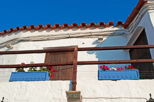 Menorca, Islas Baleares: una casa blanca con flores en las calles de Ciutadella —  Fotos de Stock