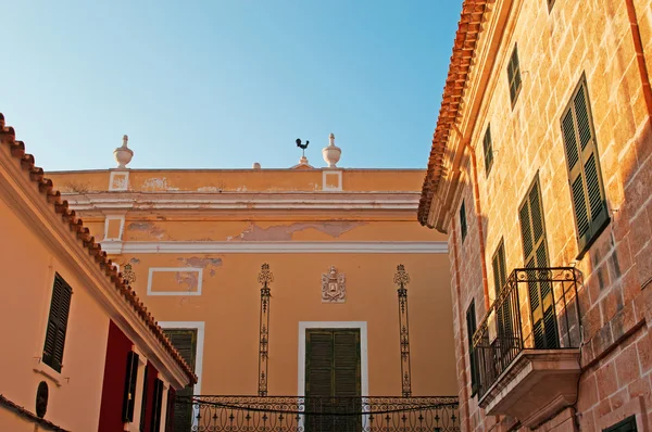 Menorca, Ilhas Baleares, Espanha: palácios nas ruas de Ciutadella de Menorca, antiga capital da ilha — Fotografia de Stock