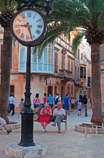 Minorca, Isole Baleari: skyline della Ciutadella de Menorca con vista di una coppia su una panchina nella piazza della città di Placa d'Alfons III — Foto Stock
