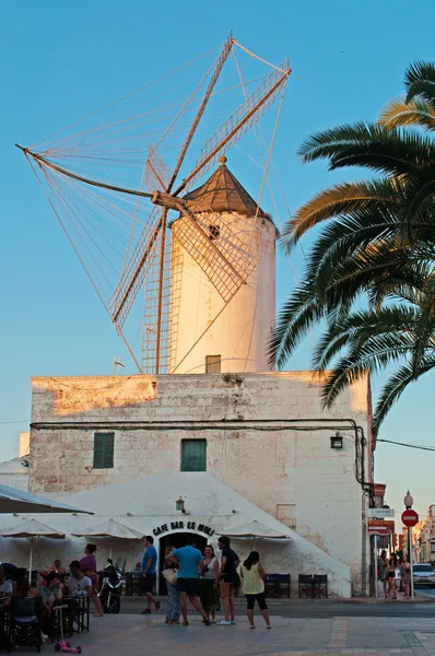 巴利阿里群岛的 menorca: moli d ' es comte asador 的景色, 这是一座古老的风车, 改造成 ciutadella placa d ' alfons iii 镇广场的酒吧和餐馆 — 图库照片