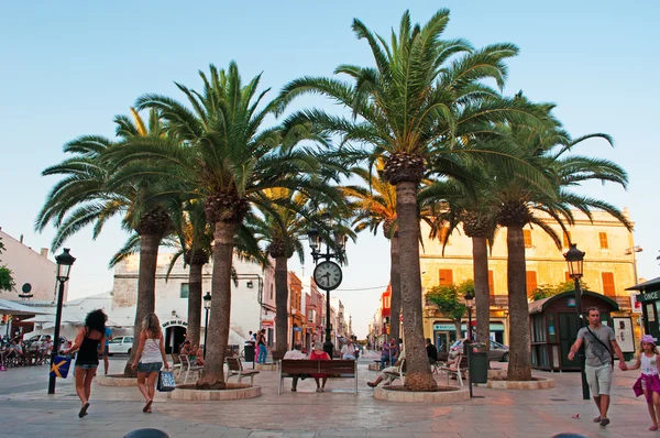 Menorca, Baleárské ostrovy: lidé v d'Alfons náměstí Placa Iii v starém městě Ciutadella — Stock fotografie