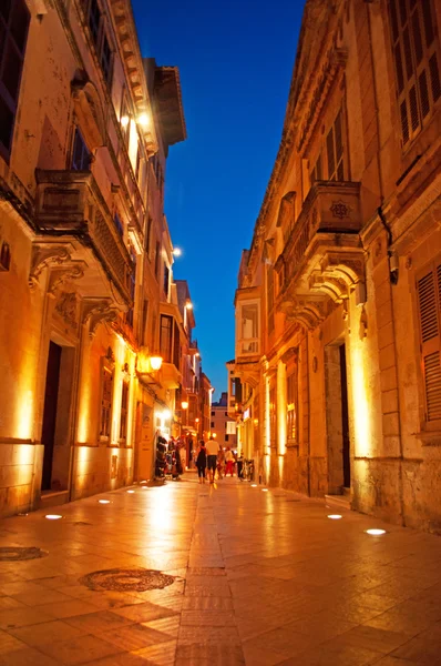 Menorca, Balearen, Spanien: Nachthimmel mit den Palästen in den Straßen der Altstadt von Ciutadella — Stockfoto