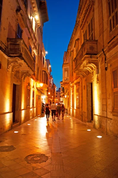 Menorca, Islas Baleares, España: horizonte nocturno con los palacios en las calles del casco antiguo de Ciutadella — Foto de Stock