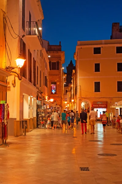Menorca, Balearen, Spanien: Nachthimmel mit den Palästen in den Straßen der Altstadt von Ciutadella — Stockfoto