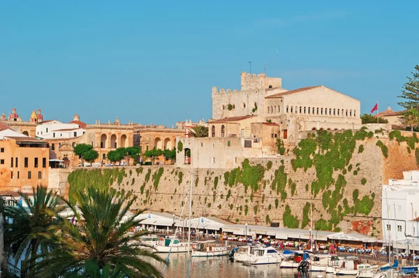 Menorca, balearen, spanien: panoramablick auf den alten hafen und die stadtwände von ciutadella, ciutadella de menorca, ehemalige hauptstadt der insel — Stockfoto