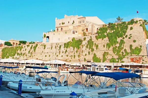 Menorca, balearen, spanien: panoramablick auf den alten hafen und die stadtwände von ciutadella, ciutadella de menorca, ehemalige hauptstadt der insel — Stockfoto