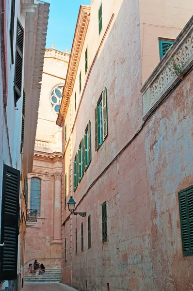 Menorca, Islas Baleares, España: chicas hablando por las escaleras de la Catedral Basílica de la Ciutadella —  Fotos de Stock