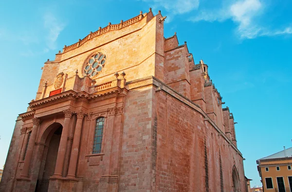 Menorca, Ilhas Baleares, Espanha: a praça com a Basílica Catedral de Ciutadella na cidade velha — Fotografia de Stock