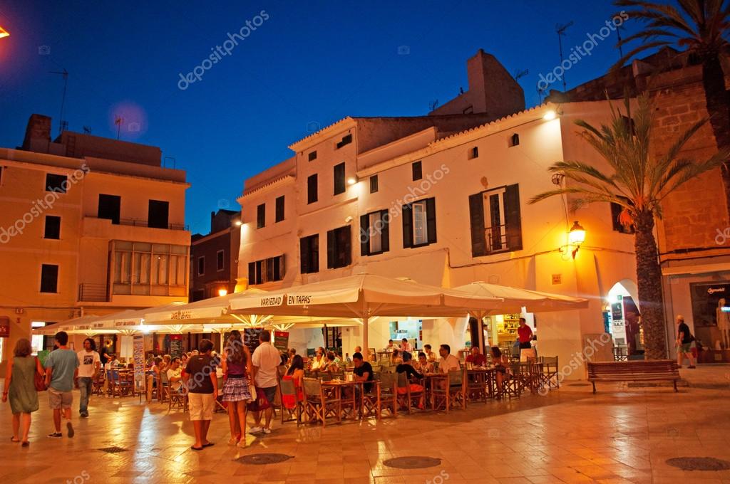 Minorque, îles Baléares, Espagne : skyline de nuit avec les palais dans les rues de la vieille ...