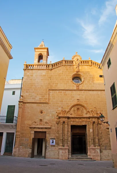 Menorca, Balearen, Spanje: Kijk ot het plein met El Roser kerk in Ciutadella Stockfoto