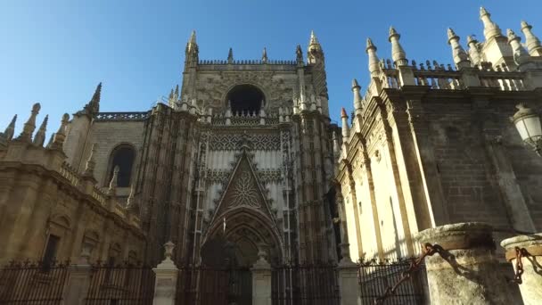 Sevilha, Andaluzia, Espanha - 14 de abril de 2016: Catedral de Sevilha (Ultra Alta Definição, UltraHD, Ultra HD, UHD, 4K, 2160P, 3840x2160 ) — Vídeo de Stock