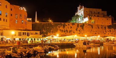 Menorca, Balear Adaları, İspanya: gece manzarası, eski liman ve Ciutadella, Ciutadella de Menorca, adanın eski başkenti şehir surları 