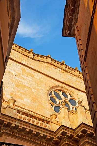 Menorca, Balearerna, Spanien: gränderna och den katedralen Basilica Ciutadella sett genom byggnaderna i gamla stan — Stockfoto