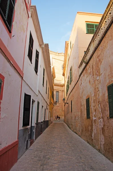 Menorca, Islas Baleares, España: las callejuelas y la Catedral Basílica de la Ciutadella vista a través de los edificios del casco antiguo —  Fotos de Stock