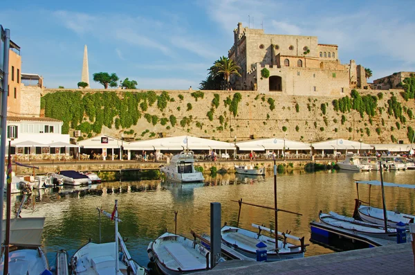 Menorca, balearen, spanien: panoramablick auf den alten hafen und die stadtwände von ciutadella, ciutadella de menorca, ehemalige hauptstadt der insel — Stockfoto