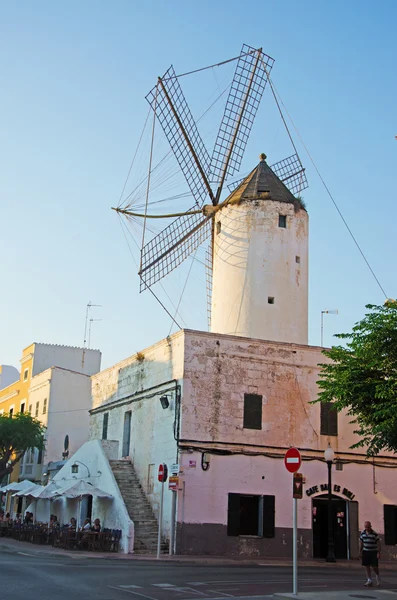 Menorca, Baleárské ostrovy: pohled na Moli d'es Comte Asador, Starý větrný mlýn převeden do baru a restaurace ve městě náměstí Placa d'Alfons Iii v Ciutadella — Stock fotografie