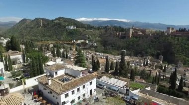 Granada, Endülüs, İspanya - 15 Nisan 2016: St. Nicholas'ın çatı terasında çan kulesinden Alhambra manzarası (Ultra High Definition, Ultrahd, Ultra Hd, Uhd, 4k, 2160p, 3840x2160)