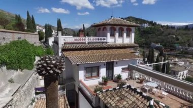 Granada, Endülüs, İspanya - 15 Nisan 2016: Bir gözcü noktasından Alhambra görünümü 