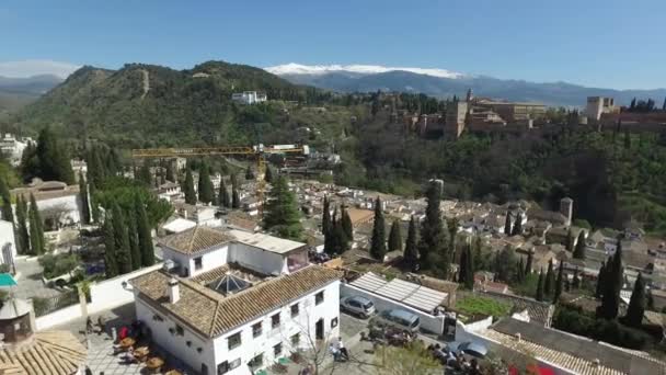 Grenade, Andalousie, Espagne - 15 avril 2016 : Vue sur l'Alhambra depuis le clocher sur la terrasse du toit de Saint-Nicolas (Ultra Haute Définition, UltraHD, Ultra HD, UHD, 4K, 2160P, 3840x2160 ) — Video