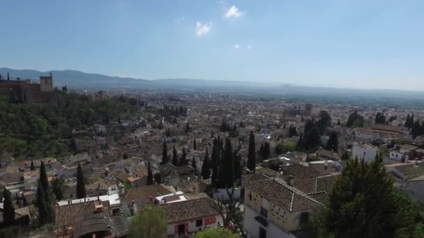 Grenade, Andalousie, Espagne - 15 avril 2016 : Vue sur l'Alhambra depuis le clocher sur la terrasse du toit de Saint-Nicolas (Ultra Haute Définition, UltraHD, Ultra HD, UHD, 4K, 2160P, 3840x2160 ) — Video