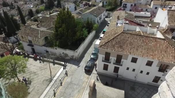 Granada, andalucia, spanien - 15. april 2016: alhambra-blick vom glockenturm auf der dachterrasse der st. nicholas (ultra high definition, ultrahd, ultra hd, uhd, 4k, 2160p, 3840x2160) — Stockvideo