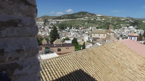 Grenade, Andalousie, Espagne - 15 avril 2016 : Vue sur l'Alhambra depuis le clocher sur la terrasse du toit de Saint-Nicolas (Ultra Haute Définition, UltraHD, Ultra HD, UHD, 4K, 2160P, 3840x2160 ) — Video