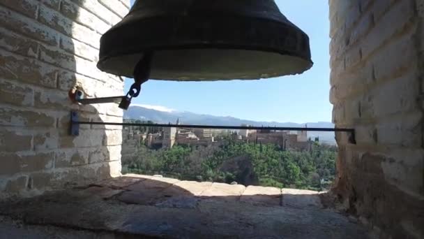 Granada, Andalucía, España - 15 de abril de 2016: Vista de la Alhambra desde el campanario en la azotea de San Nicolás (Ultra Alta Definición, UltraHD, Ultra HD, UHD, 4K, 2160P, 3840x2160 ) — Vídeo de stock
