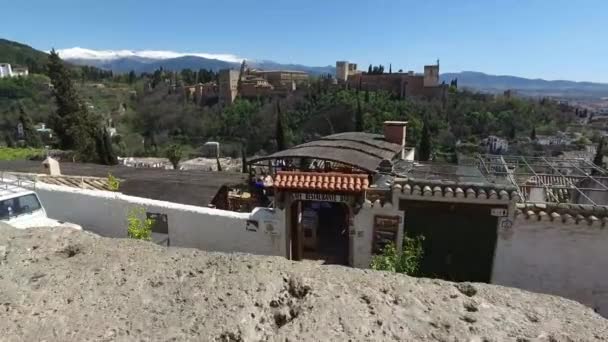 Granada, Andaluzia, Espanha - 15 de abril de 2016: Alhambra vista da torre sineira no terraço do telhado de São Nicolau (Ultra Alta Definição, UltraHD, Ultra HD, UHD, 4K, 2160P, 3840x2160 ) — Vídeo de Stock