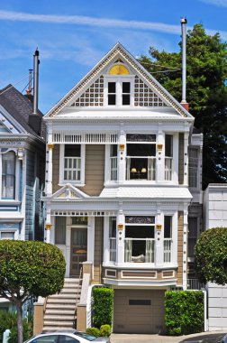San Francisco, California, ABD: kapatmak yukarıya boyalı hanımlar, bir şehir sembollerinden biri renkli Kraliçe Viktorya dönemine ait bir dizi 710-720 Steiner Street Alamo Square park karşısında evler