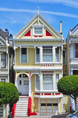 San Francisco, California, ABD: kapatmak yukarıya boyalı hanımlar, bir şehir sembollerinden biri renkli Kraliçe Viktorya dönemine ait bir dizi 710-720 Steiner Street Alamo Square park karşısında evler