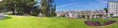San Francisco, California: panoramik Alamo Square park ikonik Boyalı Bayan ile arka planda 