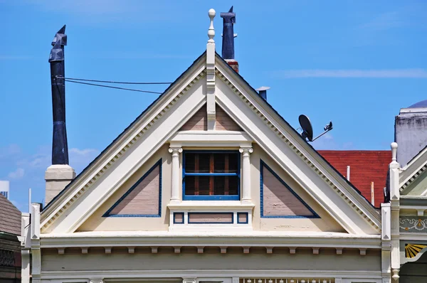 San Francisco, Kalifornie, Usa: zavřete se štítu jedné z kultovní Painted Ladies, řádek barevné viktoriánské domy na 710-720 Steiner ulici naproti Alamo Square park — Stock fotografie