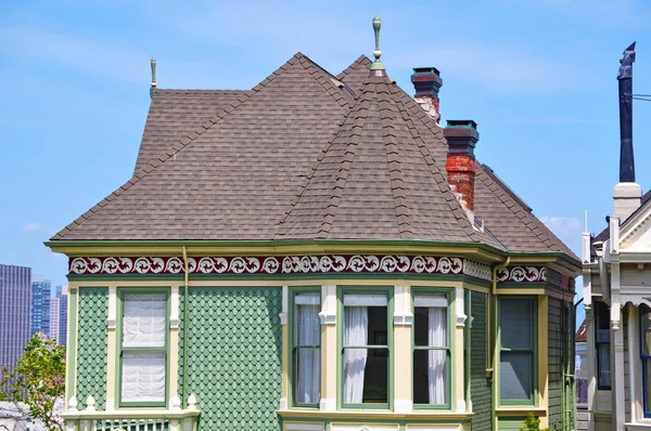 San Francisco, California, Estados Unidos: primer plano del barranco de una de las icónicas Damas Pintadas, una fila de coloridas casas victorianas en 710-720 Steiner Street frente al parque Alamo Square — Foto de Stock