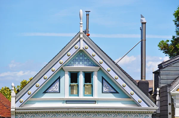 San Francisco, California, Usa: sluit omhoog van de gevel van een van de iconische Painted dames, een rij van kleurrijke Victoriaanse huizen op 710-720 Steiner Street tegenover Alamo Square park — Stockfoto