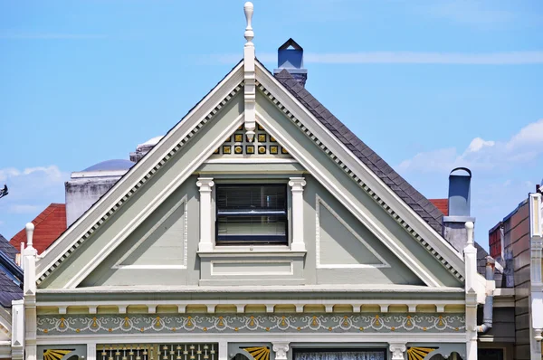 San Francisco, Kalifornie, Usa: zavřete se štítu jednoho slavného Painted Ladies, řádek barevné viktoriánské domy na ulici Steiner 710-720 — Stock fotografie