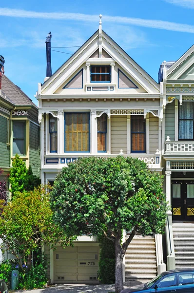 San Francisco, California, EE.UU.: primer plano de una de las Damas Pintadas, uno de los símbolos de la ciudad, una fila de coloridas casas victorianas en 710-720 Steiner Street frente al parque Alamo Square — Foto de Stock