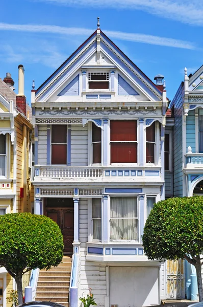 San Francisco, California, ABD: kapatmak yukarıya boyalı hanımlar, bir şehir sembollerinden biri renkli Kraliçe Viktorya dönemine ait bir dizi 710-720 Steiner Street Alamo Square park karşısında evler — Stok fotoğraf