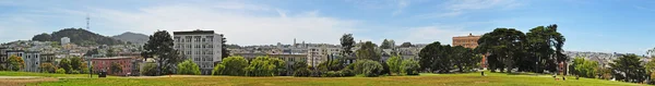 San Francisco, Kaliforniya: Alamo Square parkından şehrin silueti ve panoramik manzarası — Stok fotoğraf