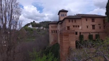 Granada, Endülüs, İspanya - 17 Nisan 2016: Alhambra, Endülüs kale saraylar ve konut kompleksi ve panoramik manzaralarını sunan Granada şehir 