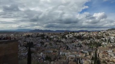 Granada, Endülüs, İspanya - 17 Nisan 2016: Alhambra, Endülüs kale saraylar ve konut kompleksi ve panoramik manzaralarını sunan Granada şehir