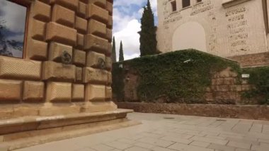 Granada, Endülüs, İspanya - 17 Nisan 2016: Alhambra, kilise Santa Maria de la Alhambra ve v. Charles Sarayı 