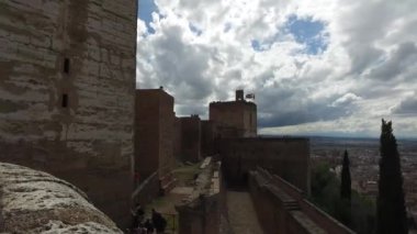 Granada, Endülüs, İspanya - 17 Nisan 2016: Alhambra, Endülüs kale saraylar ve konut kompleksi ve panoramik manzaralarını sunan Granada şehir