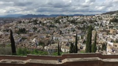 Granada, Endülüs, İspanya - 17 Nisan 2016: Alhambra, Endülüs kale saraylar ve konut kompleksi ve panoramik manzaralarını sunan Granada şehir