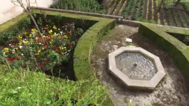 Granada, Endülüs, İspanya - 17 Nisan 2016: Alhambra kalesinin iç bahçeden görünümü