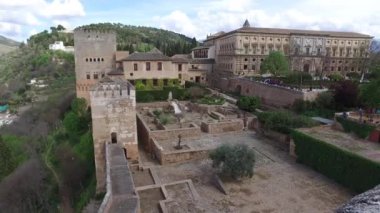 Granada, Endülüs, İspanya - 17 Nisan 2016: Alhambra, Endülüs kale saraylar ve konut kompleksi ve panoramik manzaralarını sunan Granada şehir
