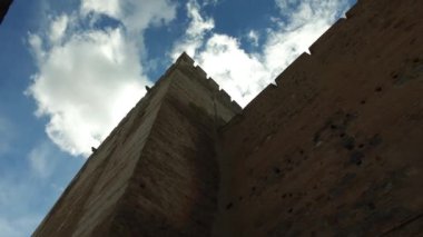 Granada, Endülüs, İspanya - 17 Nisan 2016: Alhambra kale duvarları 