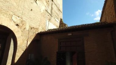 Granada, Endülüs, İspanya - 17 Nisan 2016: San Francisco Manastırı, saray binası, bahçe 