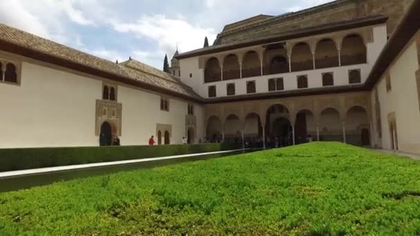 Granada, Andalucia, Spanyol 17 April 2016: Istana Alhambra dan kompleks benteng yang terletak di Granada — Stok Video